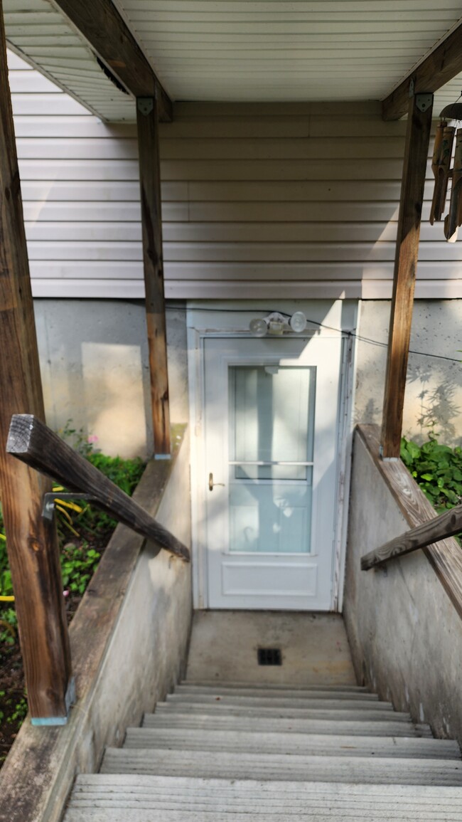 Private entrance - 511 Fostertown Rd