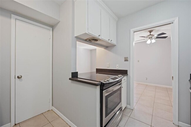 Building Photo - 2822 Briarhurst Dr