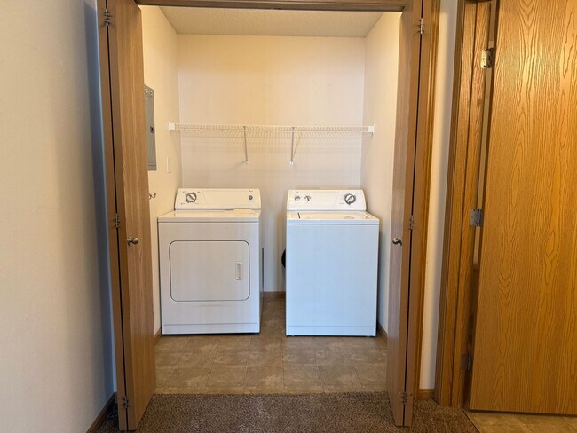 Building Photo - 2 bed 2 bath 1st Floor South Fargo