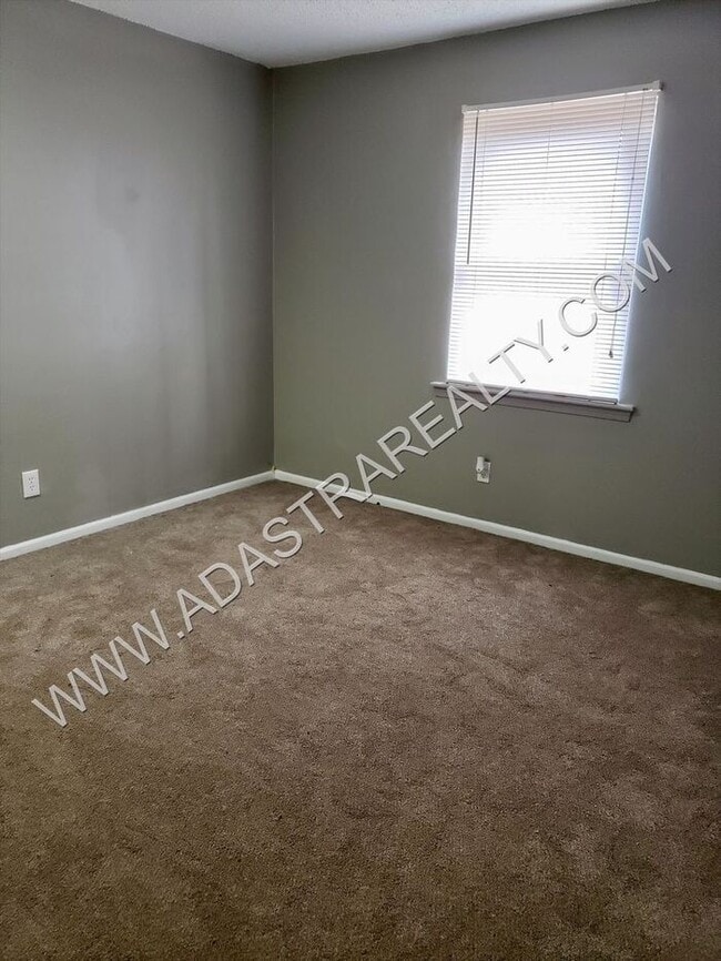 Building Photo - Very Nice 3 Bedroom/1 Bath Duplex in Olath...