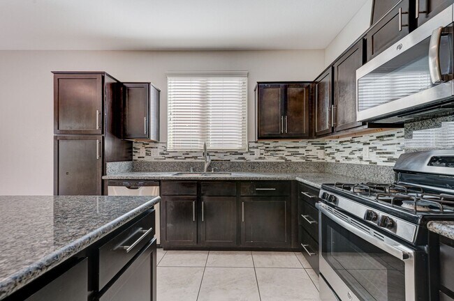 Building Photo - House For Rent! 4 beds, 3 baths Community ...