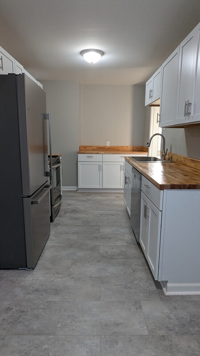 Building Photo - 932 Augusta Ave