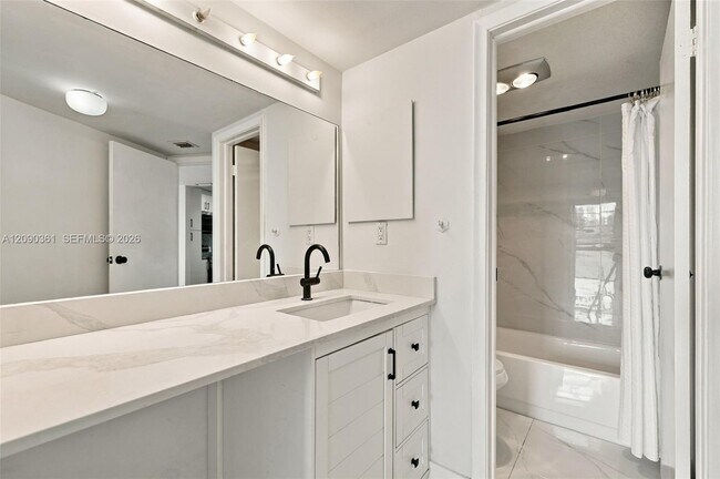 Building Photo - 3475 N Country Club Dr