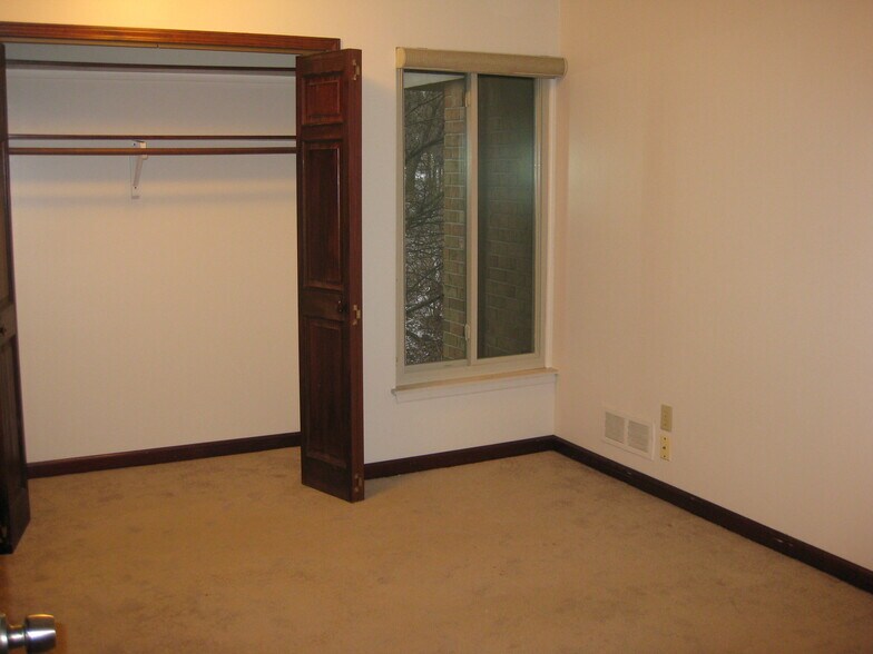 Building Photo - 1446 Oakbrook E