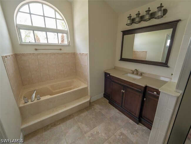 Building Photo - 11394 Waterford Village Dr