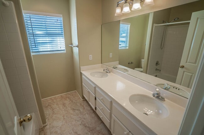 Building Photo - Northbridge 4 Bedroom Home in Valencia!