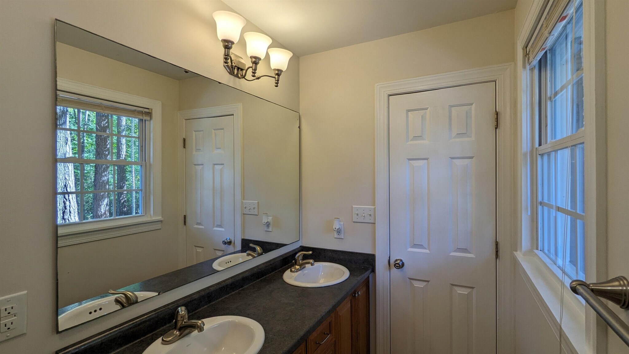 Building Photo - 204 Celeste Cir