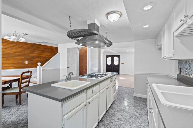 Building Photo - 611 Church St