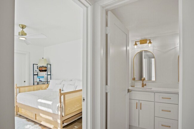 Building Photo - 5888 SE Riverboat Dr