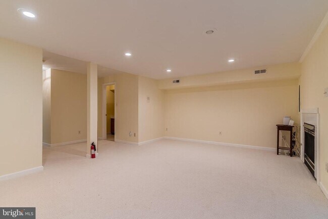 Building Photo - 4018 Lake Glen Rd