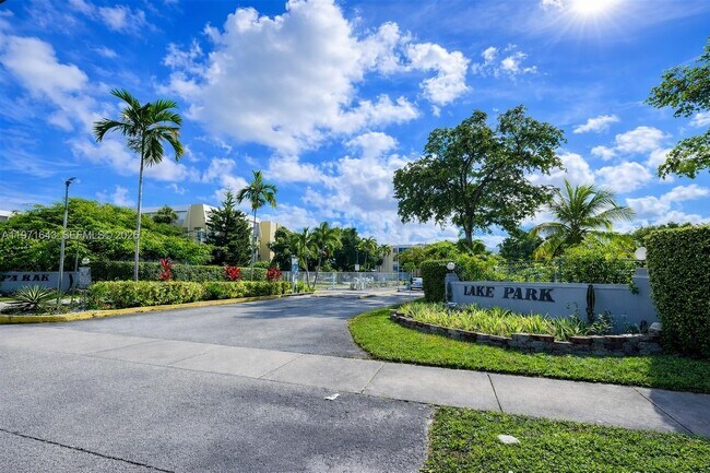 Building Photo - 950 NE 199th St