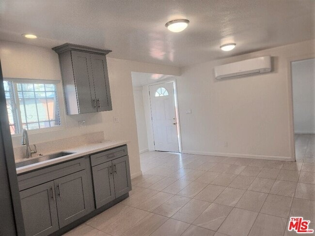 Building Photo - 1241 E 80th St