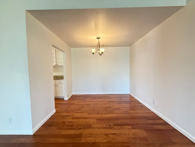 Building Photo - 3555 Magnolia Dr