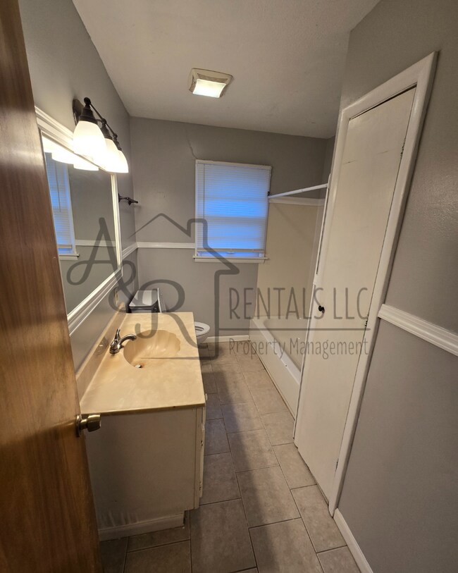 Building Photo - 714 S Chestnut St