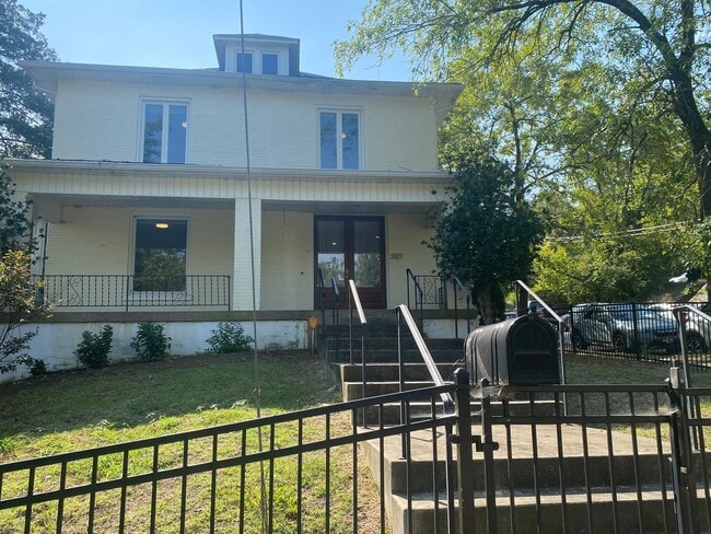 Building Photo - Vanderbilt Place - Wonderful Location 3 bedrooms/3 1/2 baths