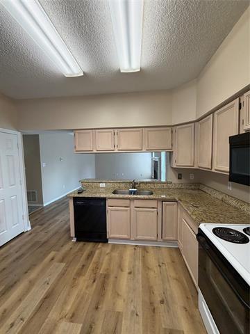 Building Photo - 706 Willow Oak Dr