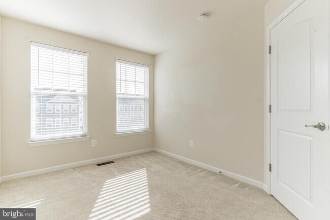 Building Photo - 25621 Pleasant Valley Rd