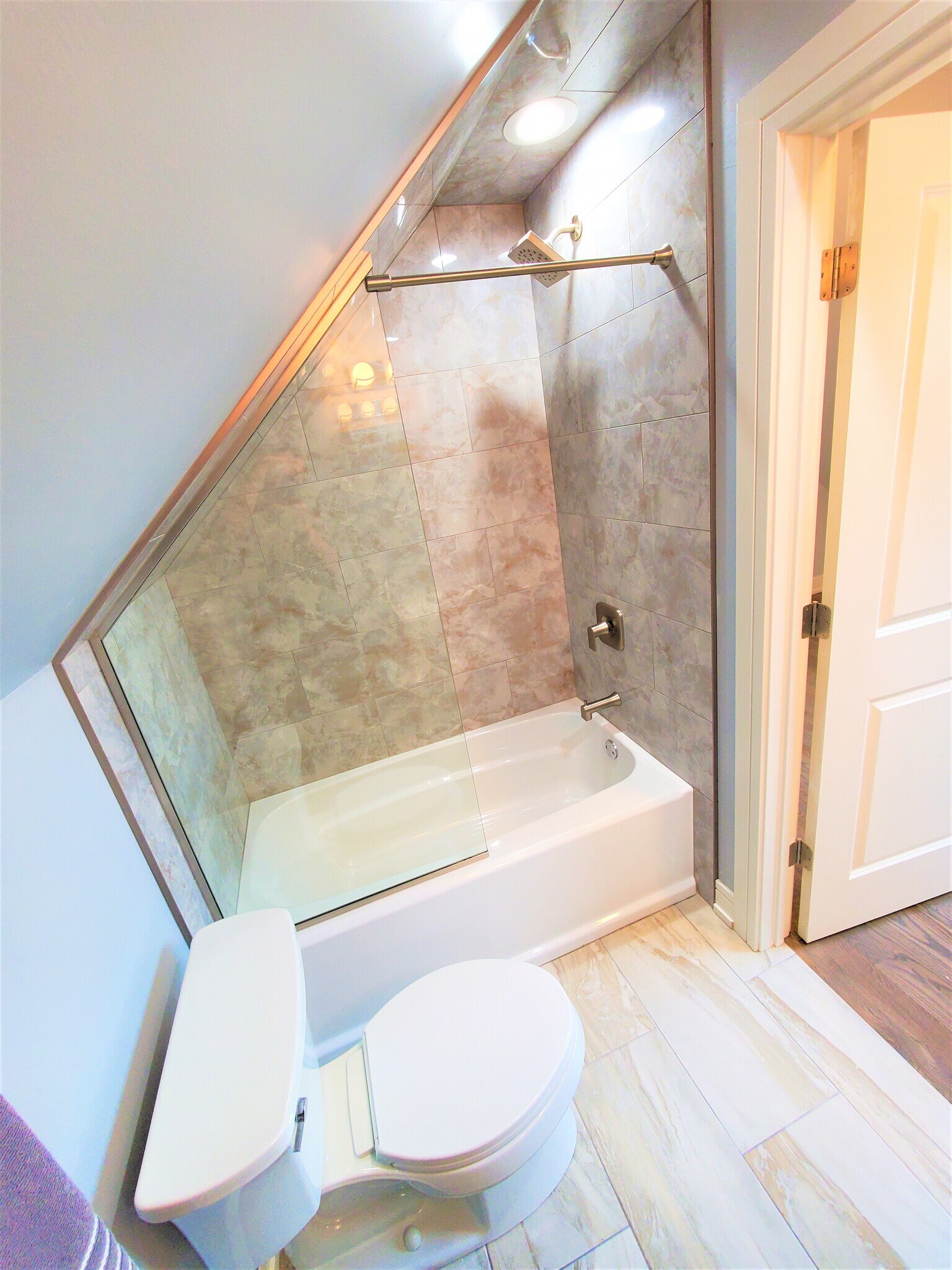 Building Photo - 5052 W Sunnyside Ave