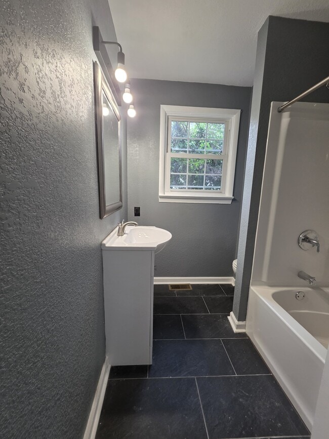 Building Photo - 307 E Pembroke Ave