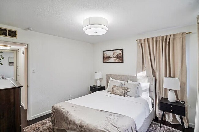 Building Photo - 2412 SW Mission Ave