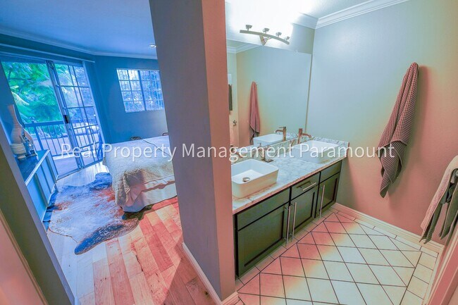 Building Photo - Don't miss out! 2 Bed 2 bath ready to go!