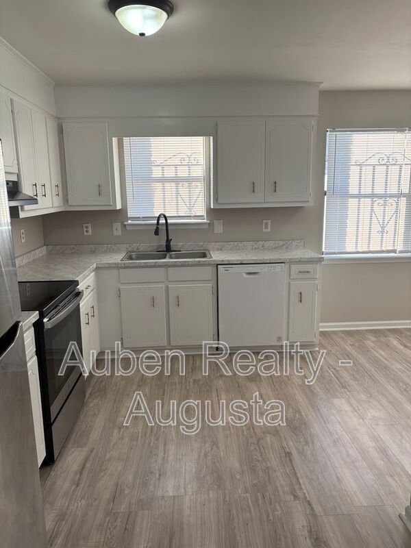 Building Photo - 2930 Dahlia Dr