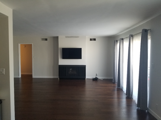 Building Photo - 10707 Camarillo St