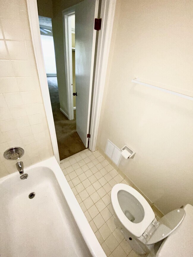 Building Photo - 1615 Woodmere Loop