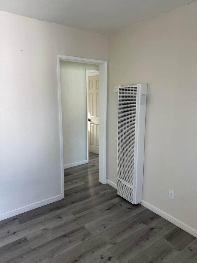 Building Photo - 2122 E 11th St