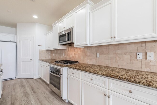 Building Photo - Amazing 3 Bedroom+Flex Room/2 Bath/3 Car G...