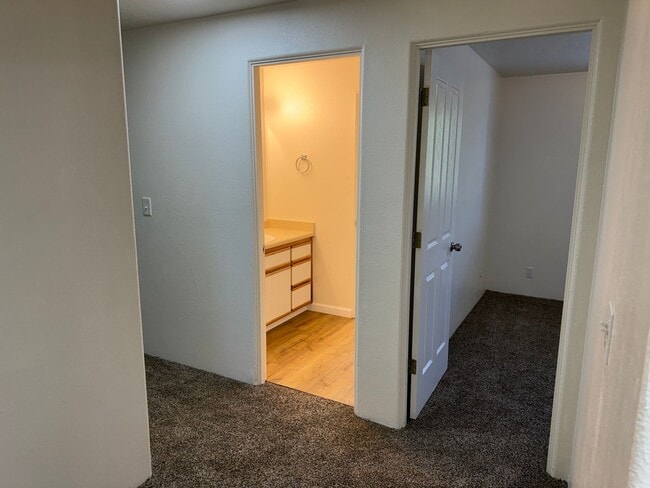 Building Photo - 4 bedroom 1.5 bathroom duplex | MOVE IN SPECIAL!