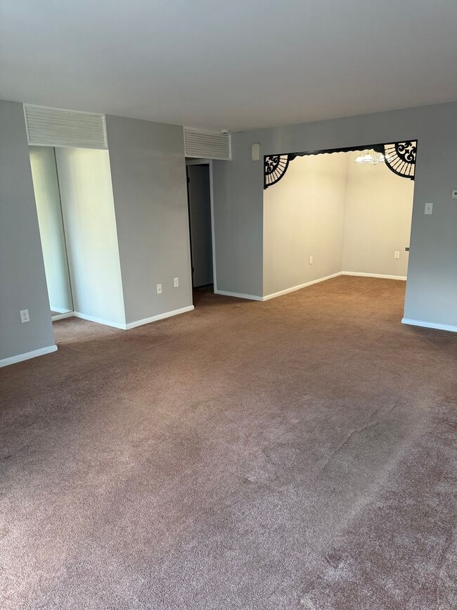 Building Photo - Move in Ready 2 Bedroom, 1 Bathroom First ...