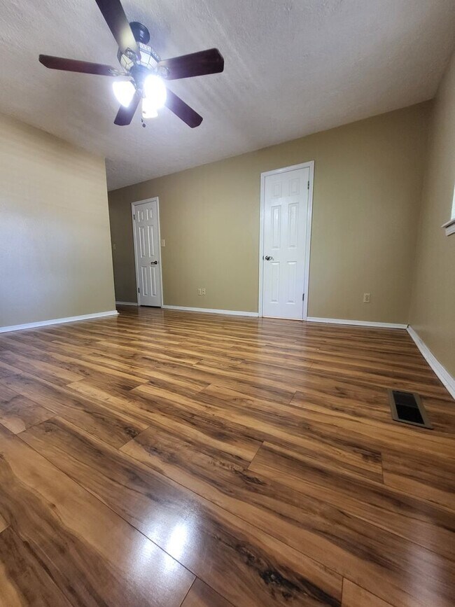 Building Photo - (4) Bed/(2) Bath + (2) Living Areas Avail ...