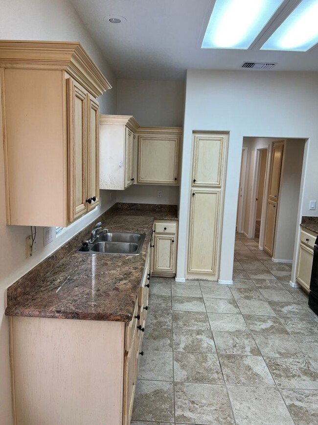 Building Photo - Move in Quick! 2 Bedroom Townhome in Sun C...