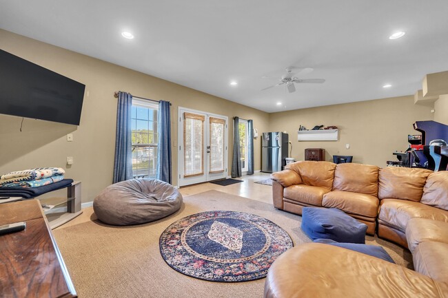 Building Photo - 219 E River Bend Dr