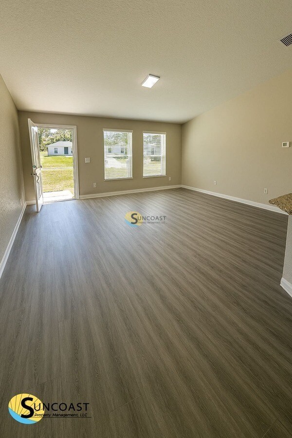 Building Photo - 10 Spruce Pl