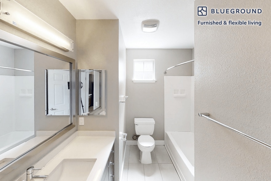 Building Photo - 1257 Lakeside Dr