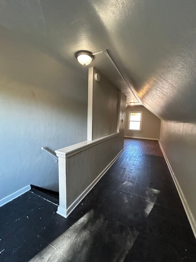 Building Photo - Charming 2-Bedroom, 1-Bathroom Home – $1,2...