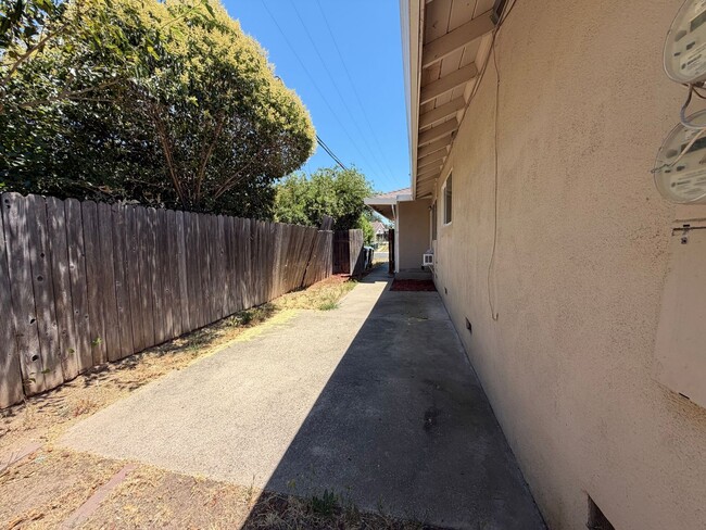Building Photo - 5725 Woodleigh Dr
