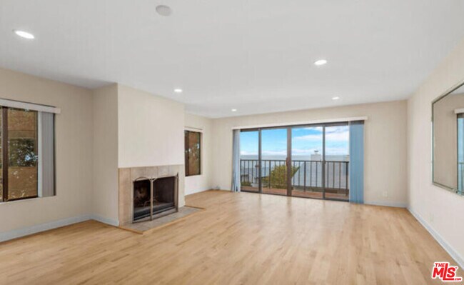 Building Photo - 6798 Las Olas Way
