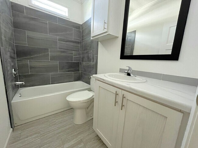 Building Photo - 5644 Woodford St