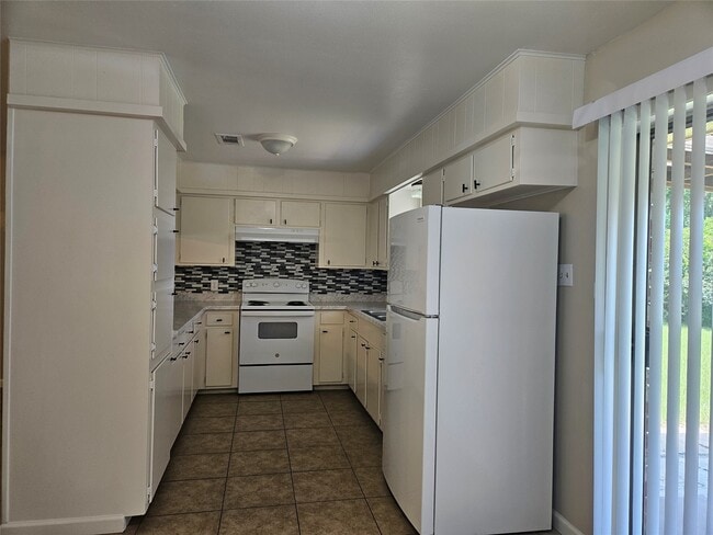 Building Photo - 207 Shadow Oaks Dr