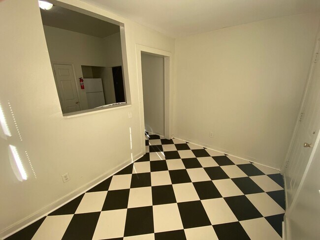 Building Photo - Spacious Duplex Unit Near Duke and Downtown / All Appliances and Fenced Backyard