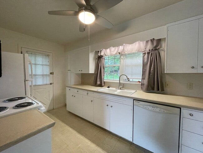 Building Photo - Spacious 2-Bed 1-Bath House