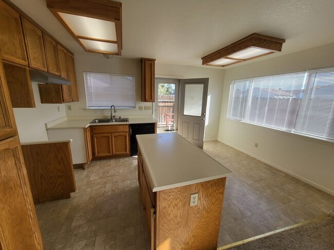 Building Photo - CAB0848&gt;**