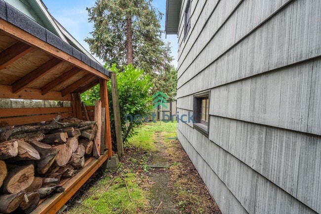 Building Photo - A beautiful 3 bed and 1 bathroom house for rent