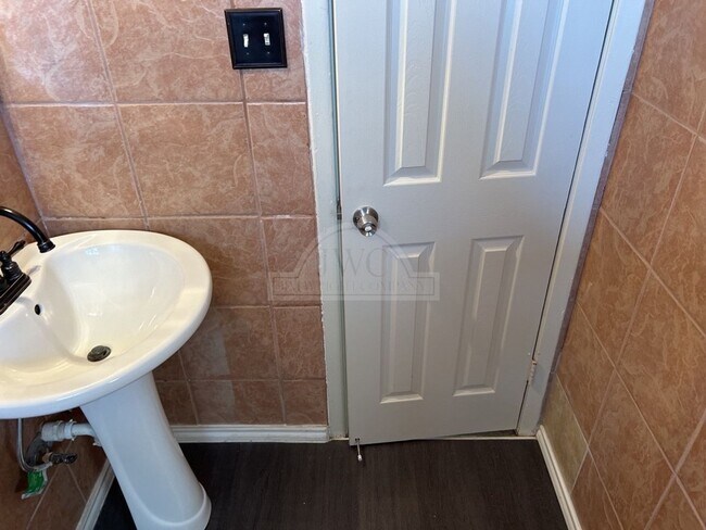 Building Photo - 1504 Redondo Dr