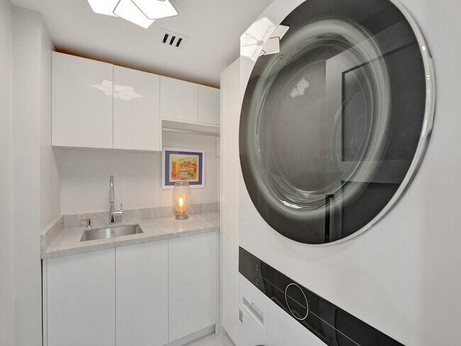 Building Photo - 411 N New River Dr E