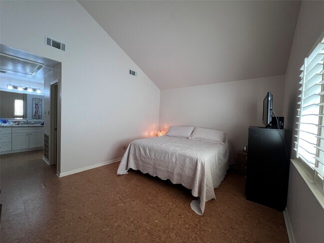 Building Photo - 2100 Commonwealth St