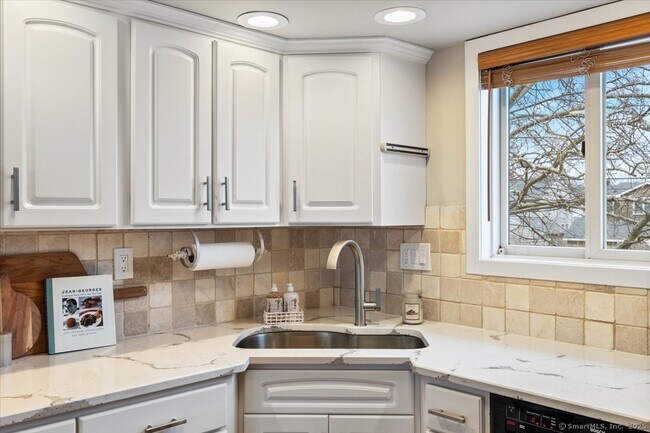 Building Photo - 146 Chittenden Field Ln